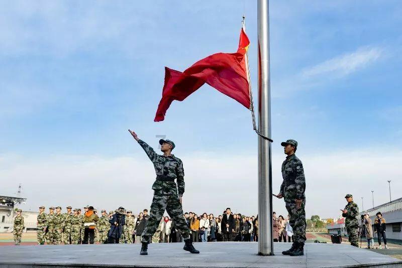老农家祖坟被盗墓贼盯上,迁坟保护时,竟意外挖出宫里的宝贝?